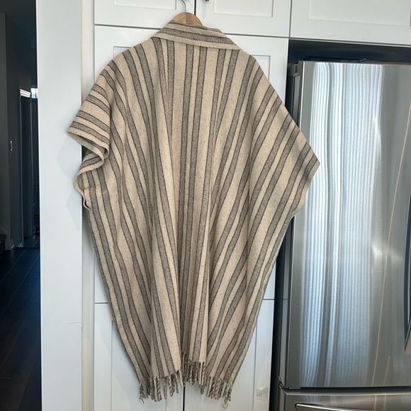 Vintage 70s Wool Blanket Cape Poncho Coat with Fringes One Size - Picture 3 of 13